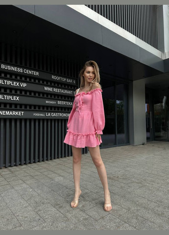 Розовое кэжуал муслиновое платье декорировано рюшами с открытыми плечами Adelante однотонное