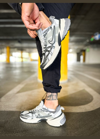Сірі Осінні кросівки чоловічі і жіночі nike runtekk v2k summit white metalic silver | найк рантекк в2к сірі білі No Brand