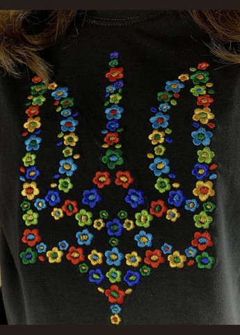 Чорна жіноча футболка вишиванка квітковий герб чорна НоКо візерунок орнамент вільна, пряма бавовна, еластан (313654500)