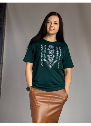Смарагдова жіноча футболка вишиванка смарагдового кольору вишита біло-блакитним хрестиком візерунок орнамент пряма стрейч кулір (354788242)