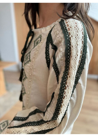 Бежева колоритна бежева блуза вишиванка із зеленою вишивкою, вишита етно сорочка з мереживом, вишиванка з геометричним візерунком візерунок геометричний пряма, вільна бавовна, поліестер (350909637)