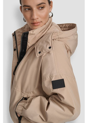 Бежева жіноча коротка куртка з утепленням DKNY SHORT LOGO EMBELLISHED HOODED JACKET TRAVERTINE/ AZALEA