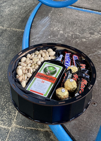 Їстівний подарунковий бокс для чоловіка батончики Mars та Snickers цукерки Ferrero Rocher фісташки розмір 27 см L Ohmybuket (343051907)