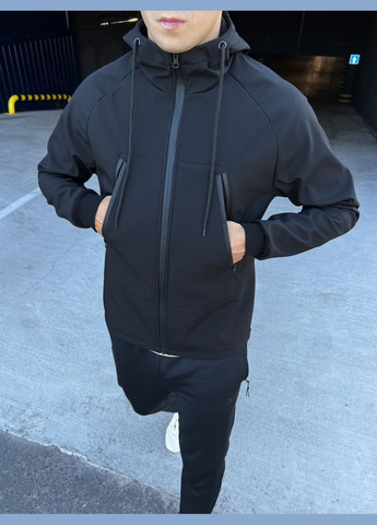Чорна демісезонна стильна куртка софтшел на мікрофлісі Vakko