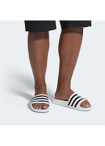 Белые повседневные мужские шлепанцы adilette aqua белый adidas