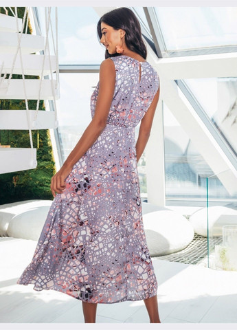 Серое платье-миди с расклёшенной юбкой и принтом серое Dressa