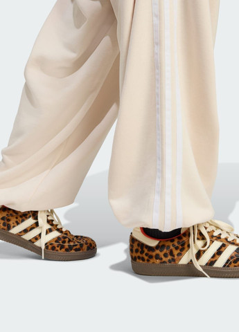 Джоггеры ORIGINALS ATHL DEPT LOOSE GRAPHIC SWEAT adidas (369931797)