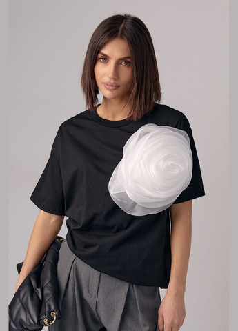 Черная летняя женская футболка с крупным объемным цветком Lurex