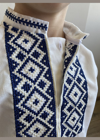 Молочная детская вышиванка для мальчика вышитая темно-синими нитями. лен, полиэстер (327881173)