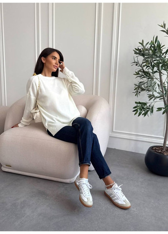 Молочный демисезонный женский свитер оверсайз с удлиненной спинкой MonCher