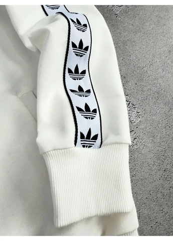 Молочний демісезонний костюм унісекс з логотипом adidas. кофта та штани. шкарпетки у подарунок! No Brand