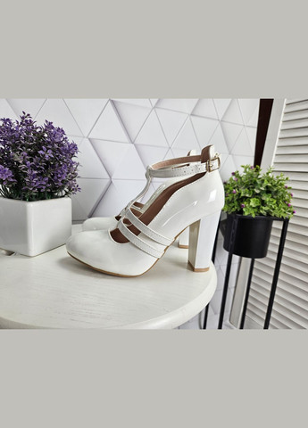 Туфлі білі на широкому підборі з ремінцем застібкою (25,5 см) sp-2508-8 No Brand (289728523)