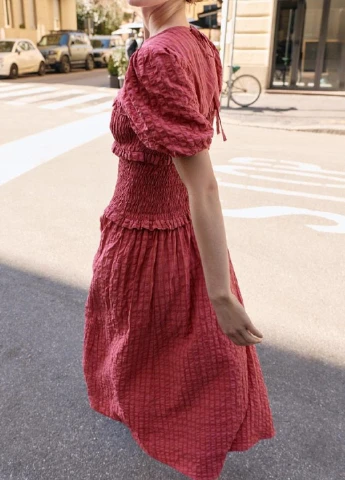 Розовое платье Zara однотонное
