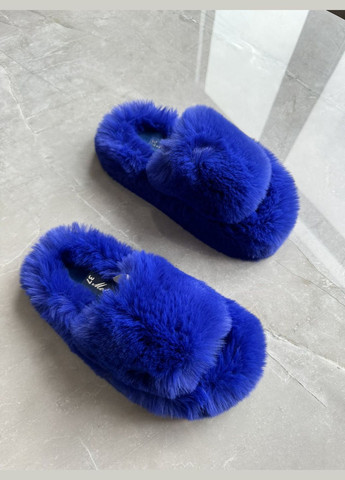 Синие женские комнатные тапочки с открытым носком из эко меха в ярком синем цвете пушистые трендовые домашние тапки Motivo