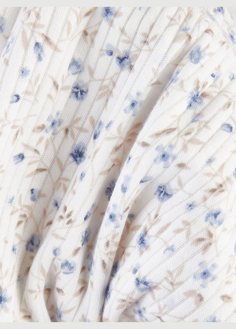 Белый демисезонный детский комплект для новорожденной девочки (боди, штаны, шапочка) с голубыми цветочками KRAKO