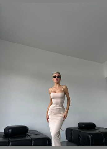 Бежевое шикарное бежевое платье-макси с открытыми плечами и спиной на завязках, летнее платье без рукава с открытым декольте No Brand однотонное