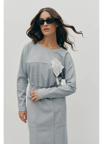 Серое теплое платье меди с брошью, цвет серый Rica Mare