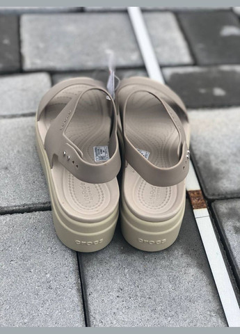 Светло-коричневые женские сандалии платформа лавандовые women's 4u low wedges sandal purple moon Crocs