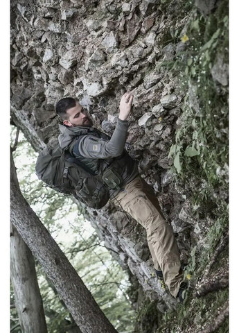 Оливковая демисезонная куртка carinthia g-oft isg 2.0 jacket olive No Brand