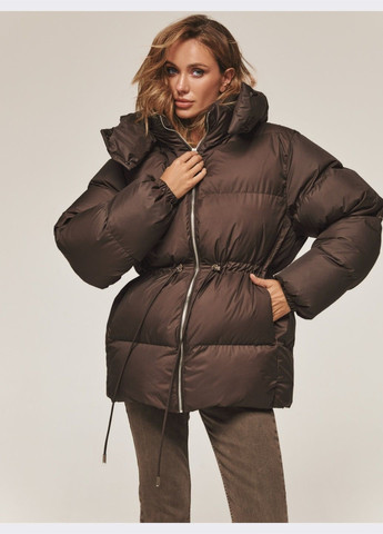 Коричнева зимня пуфер шоколадного відтінку з капюшоном і куліскою на талії Dressa