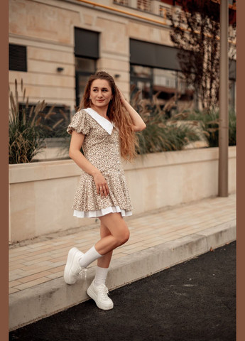 Бежевое коктейльное легкое женское платье в принт с белым воротничком клеш V.O.G. с цветочным принтом