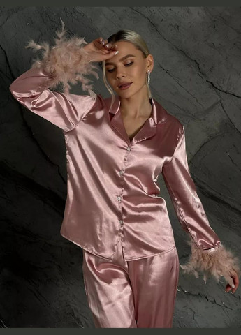 Рожева всесезон жіноча атласна піжама з ґудзиками та знімним пір`ям комплект штани сорочка в класичному стилі чорний сорочка + брюки No Brand Піжама атласна з штанами та декором пір`ям Velessa