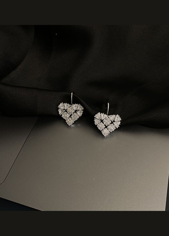 Серьги с камешками серебряного цвета английский замок магнит 33352 Fashion (334102962)