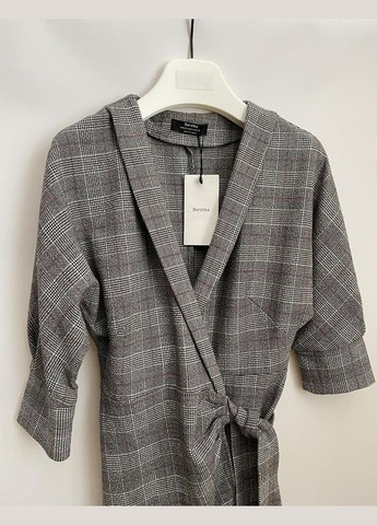 Серое платье в клетку платье на запах серое на запах Bershka в клетку