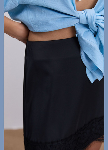 Коротка атласна спідниця з мереживом внизу Arjen (341589305)