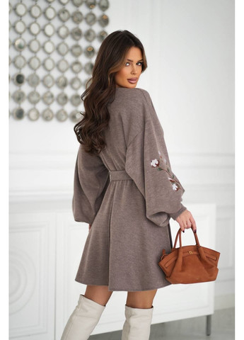 Кавова трикотажне плаття з вишивкою та поясом No Brand