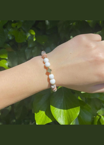 Браслет Агат белый матовый+Яшма серая, вставка клевер,гипоалерген. фур-ра,на резинке d-8мм обхват-17см No Brand браслет (301086637)