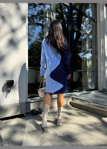 Голубое вязаное платье до колен голубого цвета 30072 платье-свитер No Brand с геометрическим узором