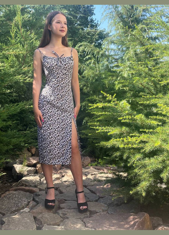 Черно-белое платье на бретельках в принт Nositi с абстрактным узором