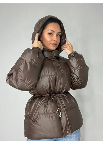 Коричневая демисезонная куртка женская 2401 глянцевая удлиненная с капюшоном пояс шнурок коричневый Fashion