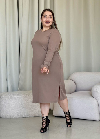 Бежева повсякденний демісезонна сукня в рубчик нижче колін з боковими розрізами сукня-світшот Merlini однотонна