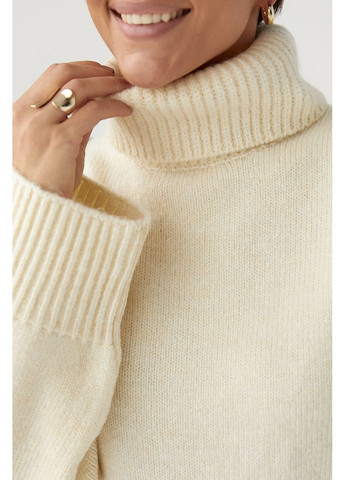 Бежевий зимовий короткий в'язаний светр з високою горловиною - сірий колір Lurex