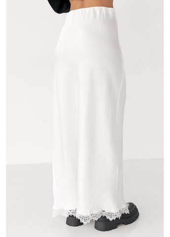 Белая сатиновая длинная юбка с разрезом Lurex