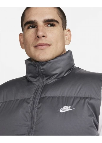 Жилет Sportswear Club Primaloft® Водоотталкивающий пуховый жилет серого цвета FB7373-068 Nike (398005948)