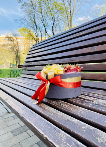 Подарунковий їстівний набір-бокс із сирами, ковбасами та горіхами Ohmybuket (343051915)