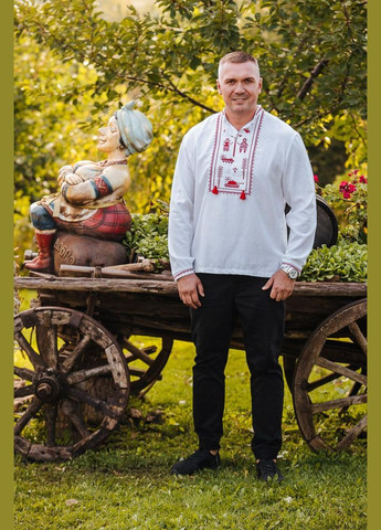 Белая льняная рубашка мужская вышиванка белая с красной современной вышивкой танка и бтр, m лен (301034835)