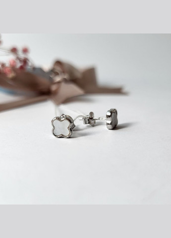 Серебряные серьги гвоздики на фиксаторах Цветок с Перламутром серебро 925 пробы Родированное с2п/1469 No Brand (306741373)