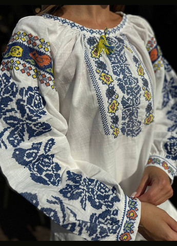 Белая женская вышитая рубашка "голубая роза" ESQ хлопок (325655372)