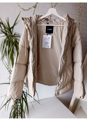 Молочна куртка жіноча pull&bear з прогумованим покриттям+шапка в подарунок Pull & Bear