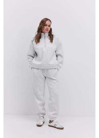 Женский теплый спортивный костюм со свитшотом светло-серый с принтом New York Arjen (364967622)