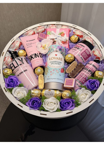 Подарунковий бокс для жінки з косметикою Mr.Scrubber, чаєм Lovare та цукерками Raffaello, 40×9 см No Brand (366299941)