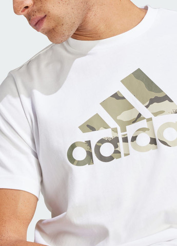 Белая футболка camo badge of sport graphic adidas