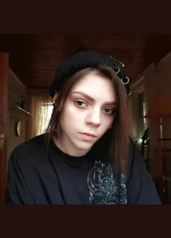 Шапка біні чорна з розрізами і металевими кільцями булавкою в стилі панк гранж ретро мінімалістична корейський к-поп аніме альт No Brand (314692867)