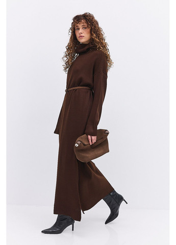 Коричневое вязаное зимнее платье с высоким воротником и разрезом сбоку Arjen