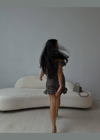 Чорна коротка літня сукня в квітковому принті із софту з відкритим декольте, чорна сукня з коротким рукавом No Brand