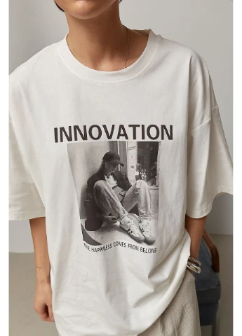 Оверсайз футболка з принтом дівчини та написом Innovation цвет, ONE SIZE (є розміри) No Brand - (386406355)